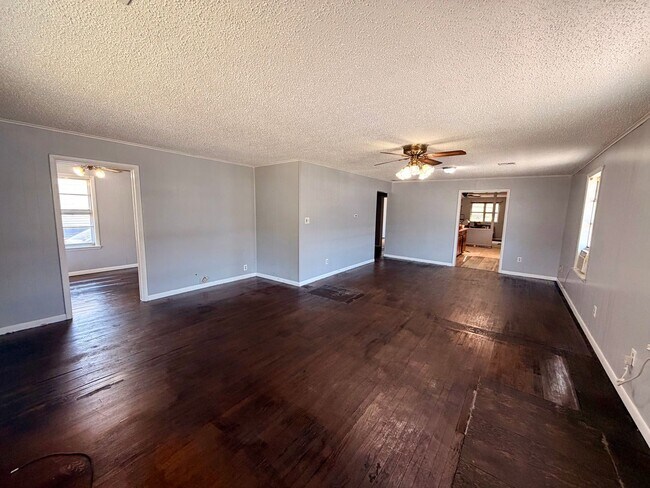 Building Photo - 3 Bedroom and 1.5 Bathroom Home in Shawnee for rent!