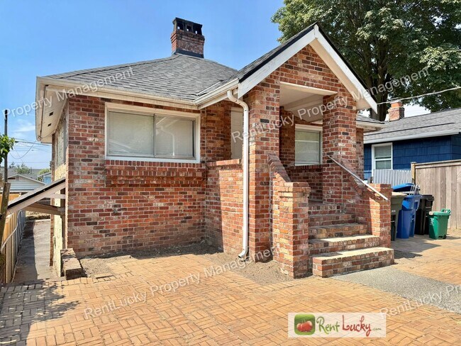 Foto del edificio - Amazing 3 Bedroom Home in Beacon Hill with Extra Parking and Great Layout!