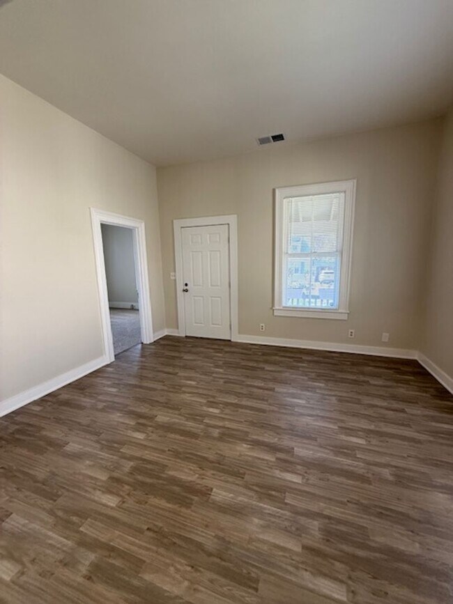 Building Photo - 716 Slater St