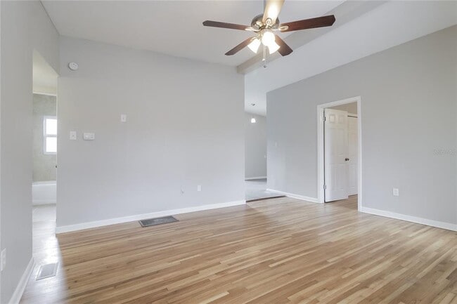 Foto del edificio - 3404 Paris Pl