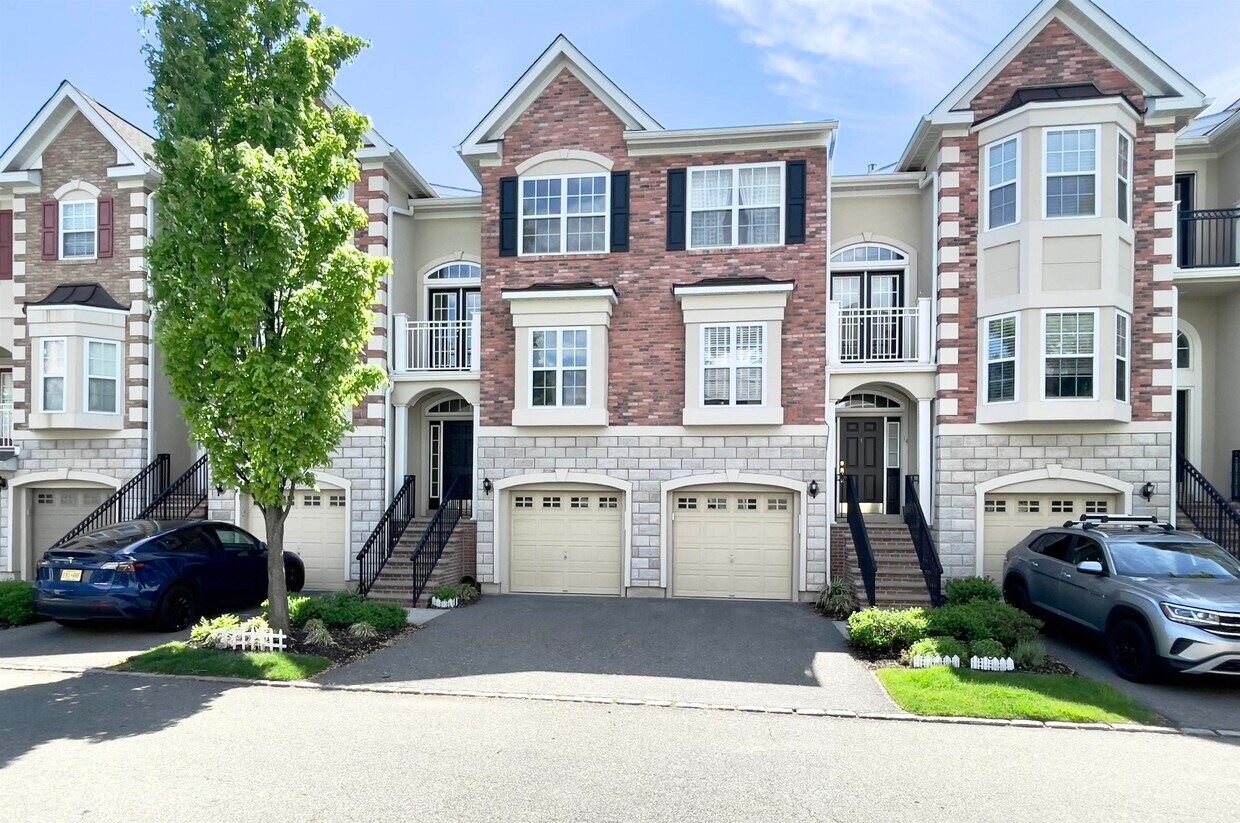 13 Mallard Pl, Secaucus, NJ 07094 Condo for Rent in Secaucus, NJ