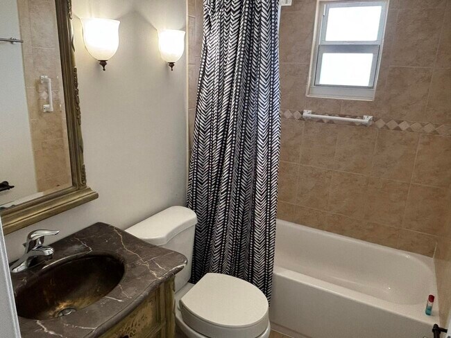 Foto del edificio - 2668 Garden Dr N