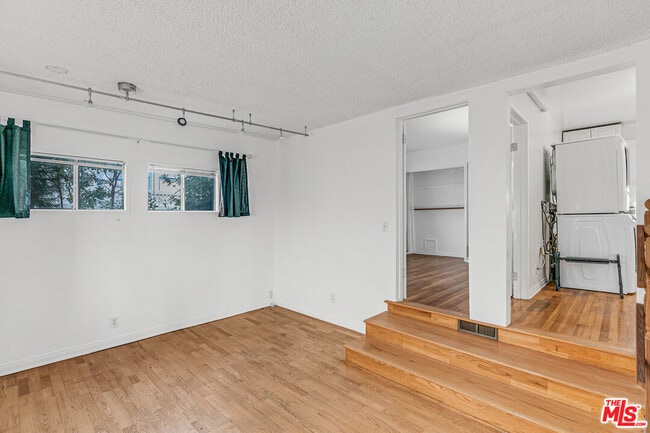 Foto del edificio - 1352 Ocean Park Blvd