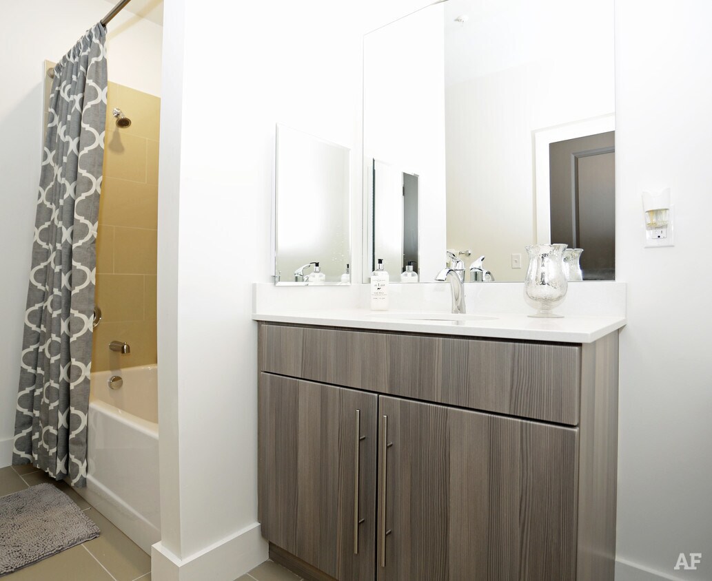 Foto principal - 8200 Boulevard E