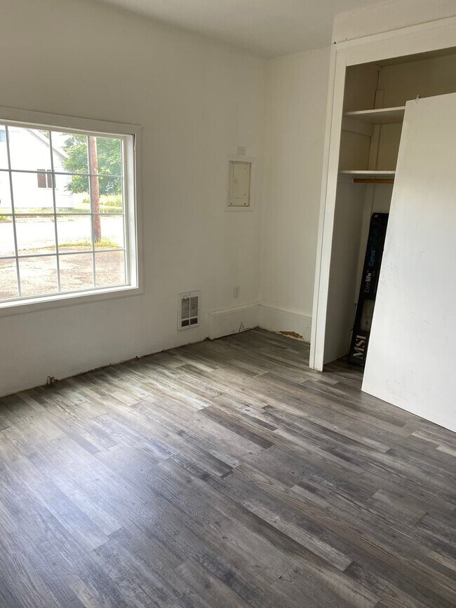 Foto del edificio - 4 bed 1 bath