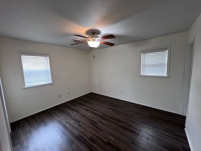 Building Photo - So Cute and right across from LCU. 3 bed 2...