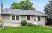 Primary Photo - Cozy 2 Bedroom 1 Bathroom Home w/ Garage i...