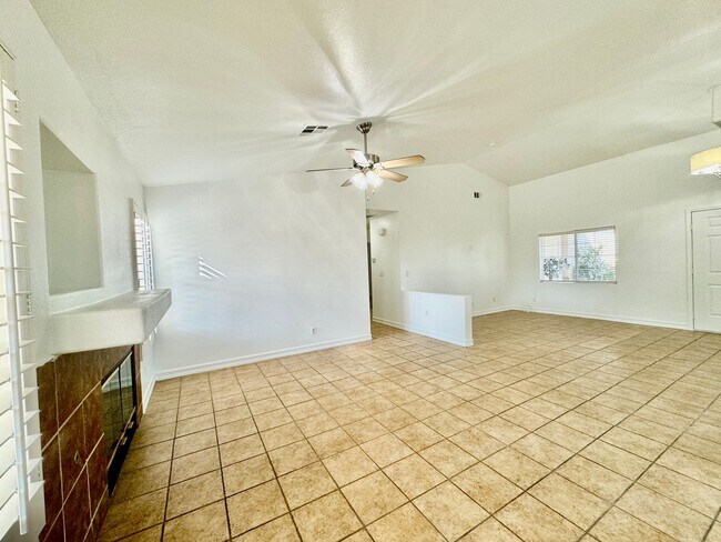 Foto del edificio - Charming 2 bedroom home in northwest. Very open floorplan.