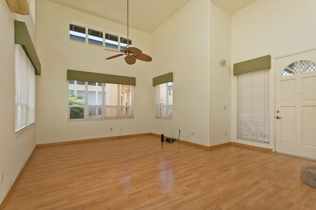 Building Photo - Available August 1st! Unfurnished 4 bedroo...