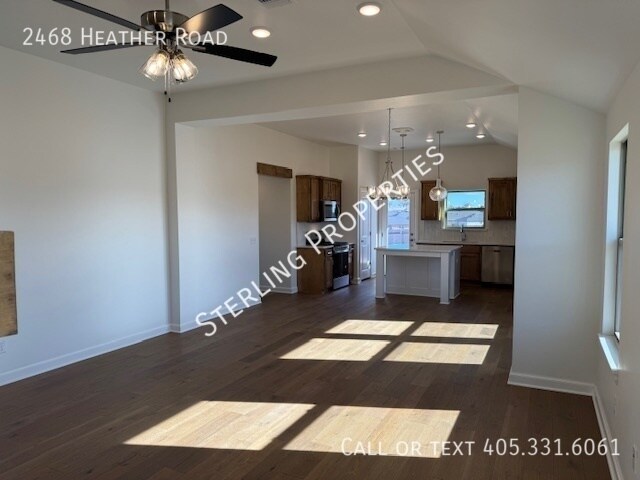 Foto del edificio - 2468 Heather Rd