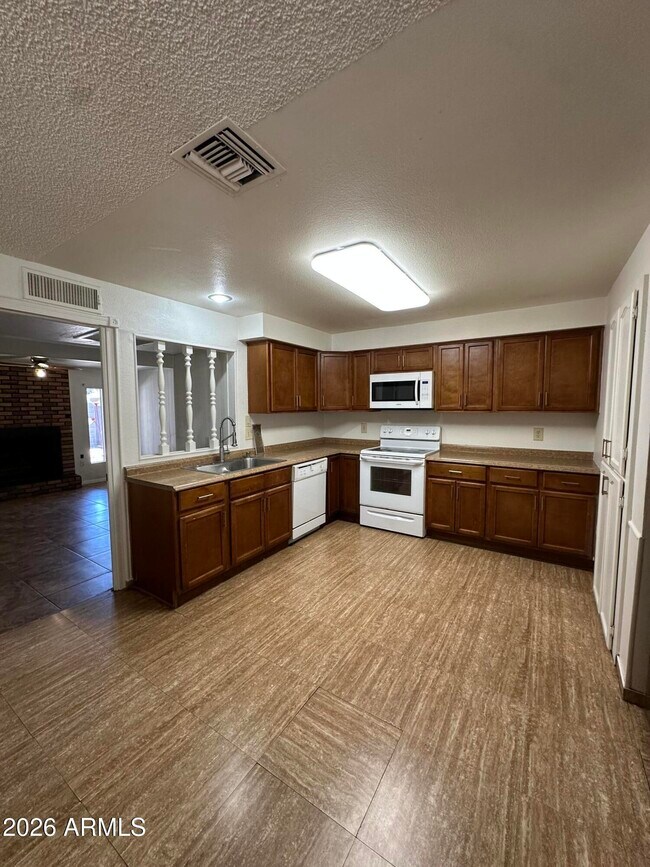 Foto del edificio - 5653 W Hatcher Rd