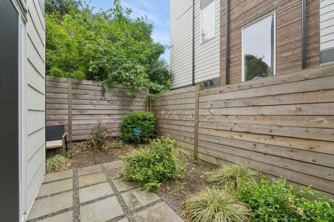 Building Photo - 2 bedroom in Seattle WA 98107