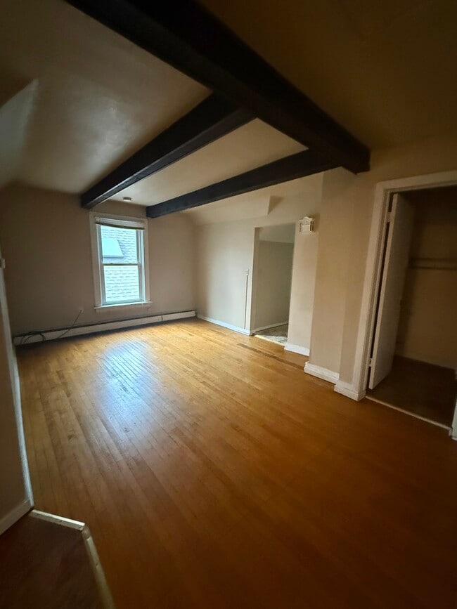 Building Photo - 403 E Johnson St