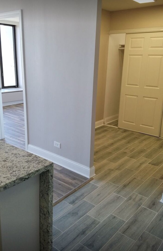 Building Photo - 5455 N Sheridan Rd