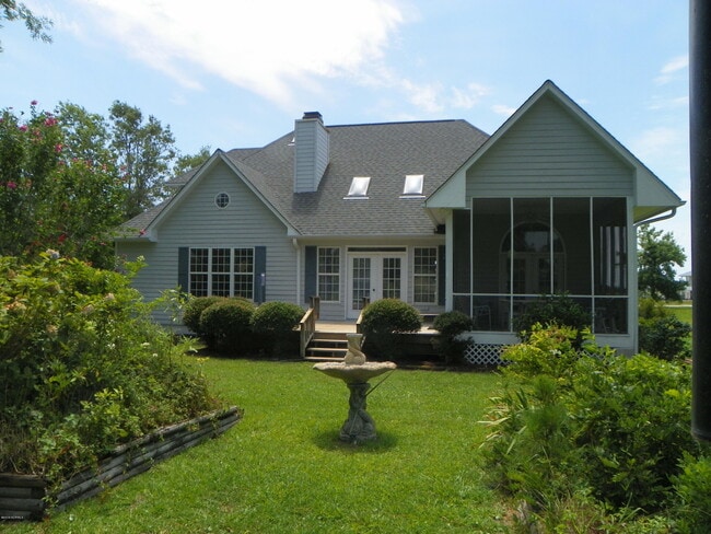 Building Photo - 106 Sound View Dr