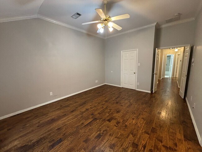 Foto del edificio - 2921 Meadow Glen Dr