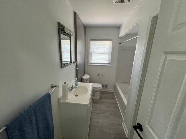Building Photo - 3508 Robin Dr