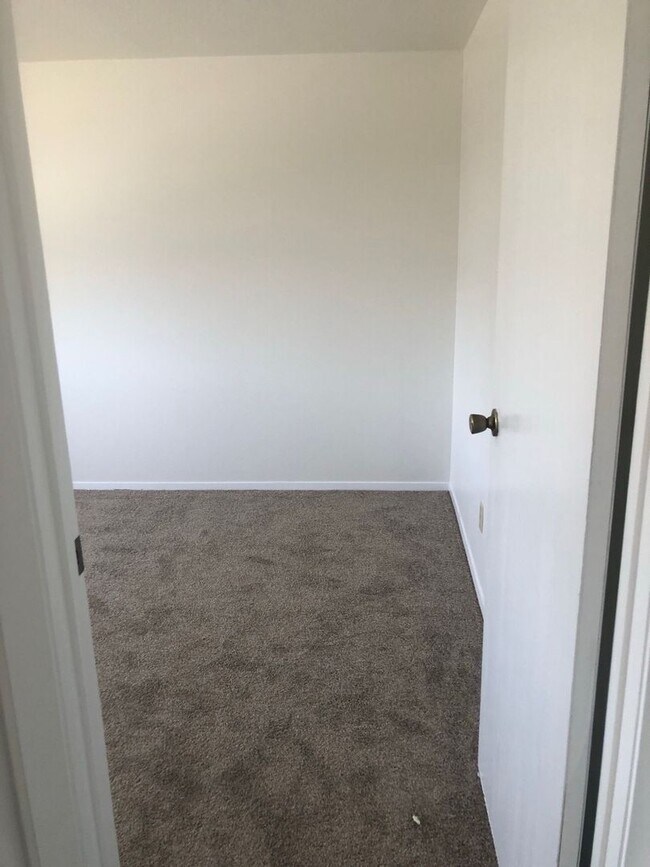 Building Photo - Clinger PG 4 Plex N