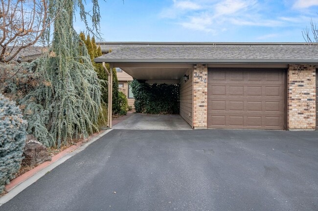 Building Photo - Mid-Century Modern home with stunning views _ Pets Welcome!