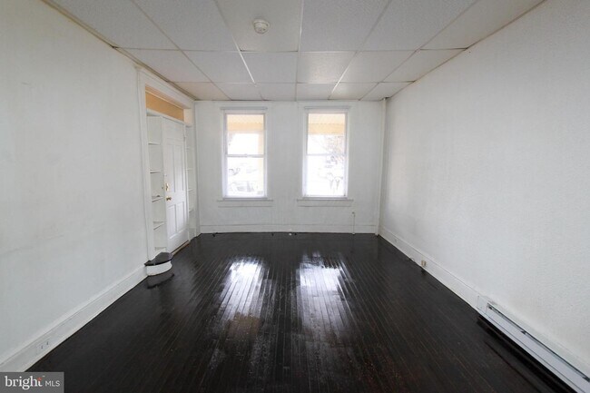Building Photo - 325 S Queen St