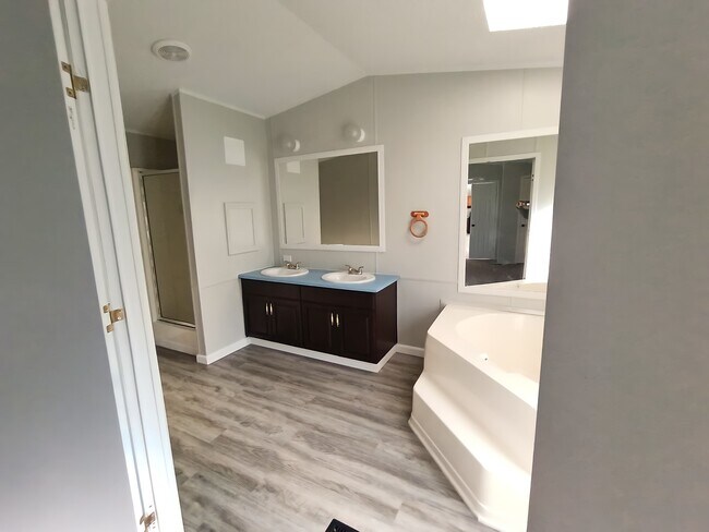 Foto del edificio - 83 Deerwood Park