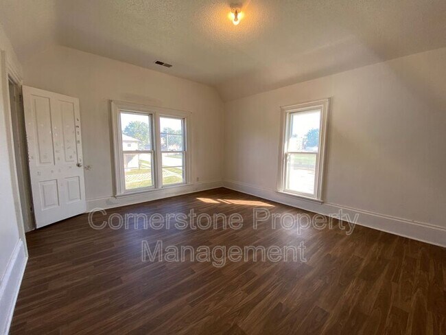 Building Photo - 927 3rd Ave N