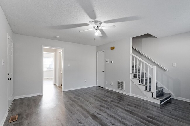 Building Photo - Renovated 2 bed and 1.5 bath townhome in D...