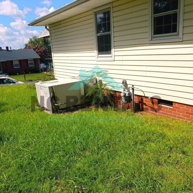 Building Photo - Stunningly Revamped 3-Bedroom, 1-Bathroom ...