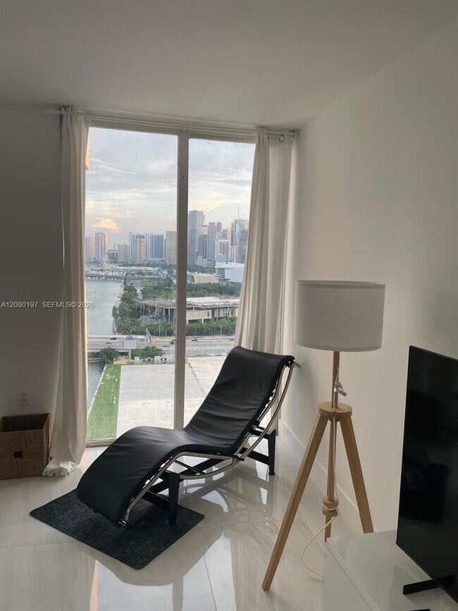Foto del edificio - 555 NE 15th St