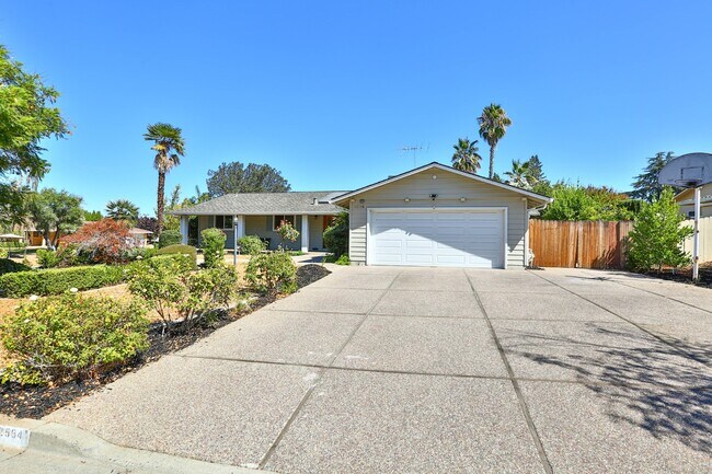 Foto del edificio - Saratoga single story home with Pool, and open Concept Living