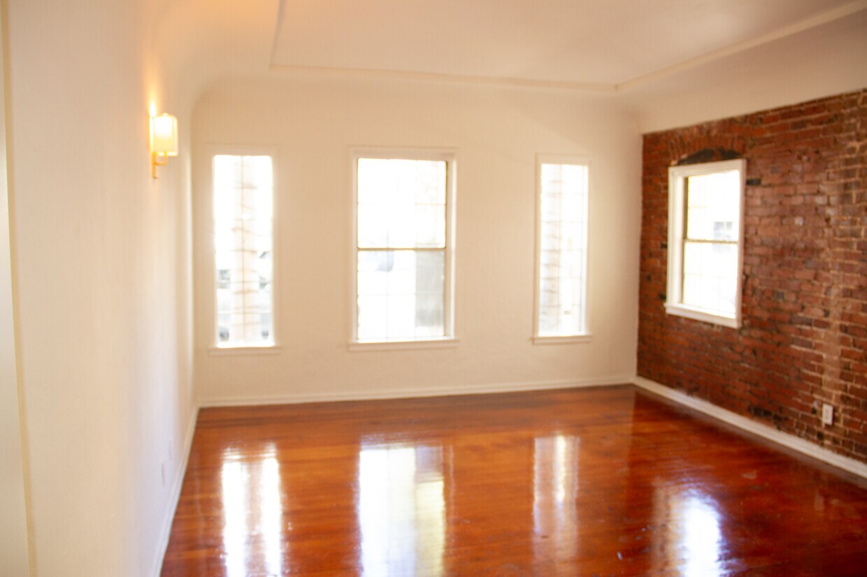 Primary Photo - 341 S Gramercy Pl