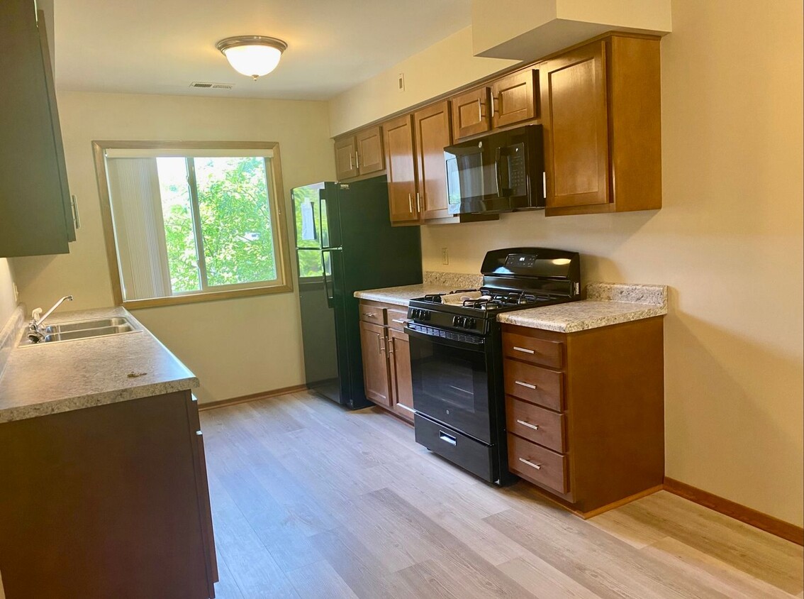 Foto principal - Cozy 2 Bedroom, 1 Bath Apartment with Balc...