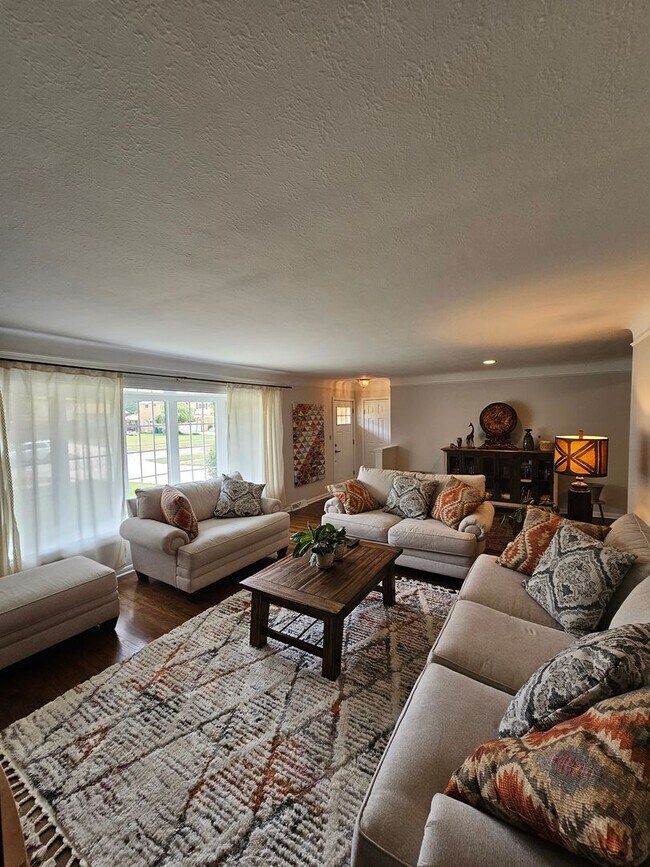 Building Photo - Charming Ranch-Style Home in Seven Hills, OH — Available Now