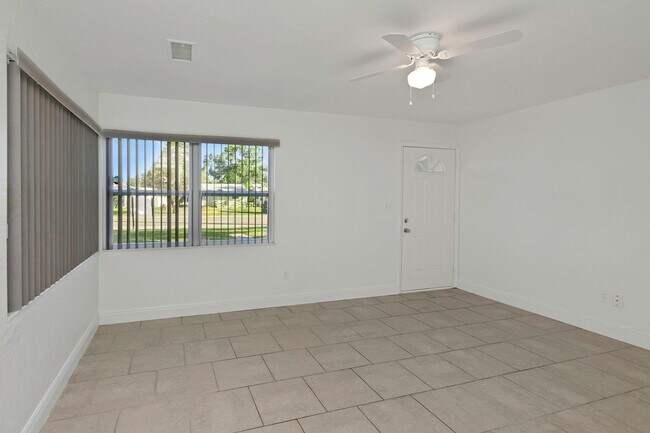 Foto del edificio - 5148 Tampa Bay Growth Fund 2 LLC