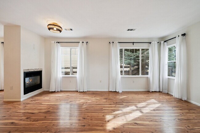 Foto del edificio - 3-Bed Townhouse with Open Floorplan, 2.5 Baths, and Fireplace in Rolling Hills!