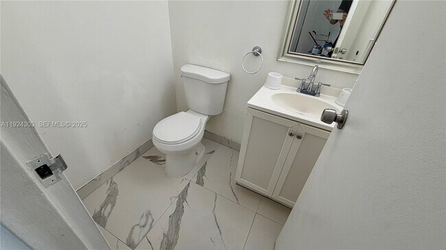 Foto del edificio - 16909 N Bay Rd