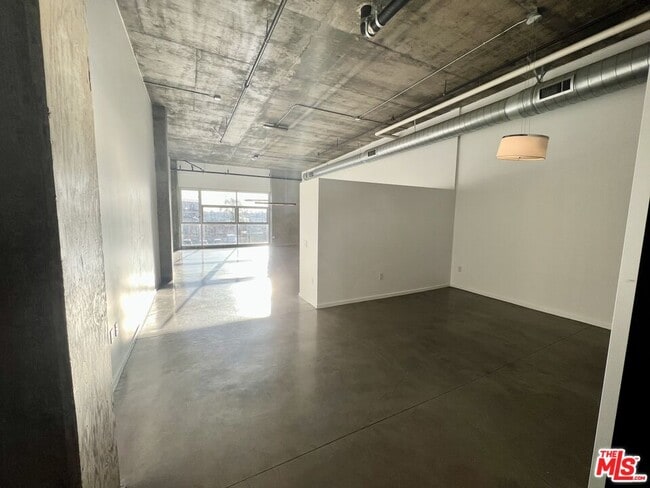 Building Photo - 510 S Hewitt St