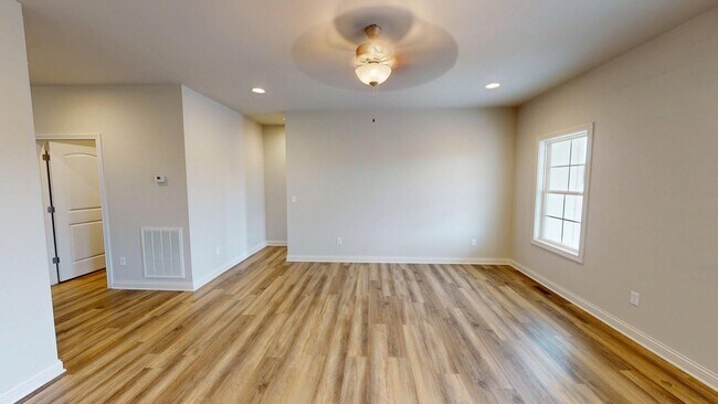 Foto del edificio - For Lease Large Home with Bonus Room on 1 Acre in Country