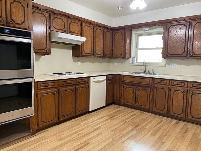 Double ovens, dishwasher, cooktop - 5819 Michael Rd