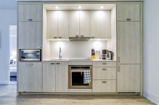 Building Photo - 470 Front St W