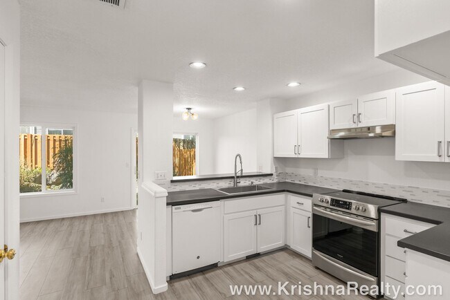 Building Photo - Charming 3 BD* 2.5 BA* Single Family Home ...