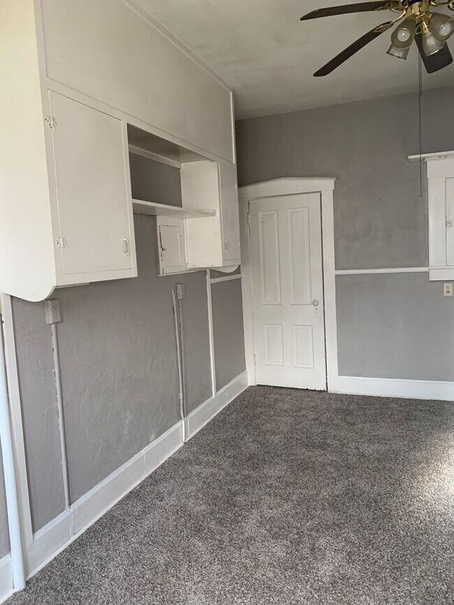 Building Photo - Newly Remodeled 3 Bedroom Duplex
