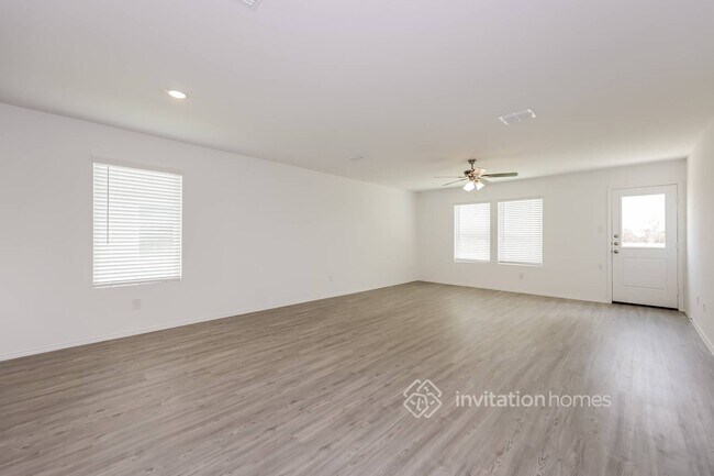 Foto del edificio - 10209 Hackberry Spg Wy