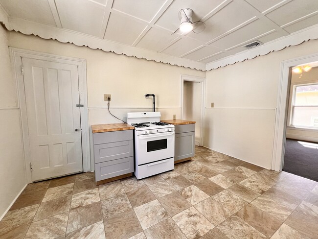 Building Photo - 47 Holbrook St