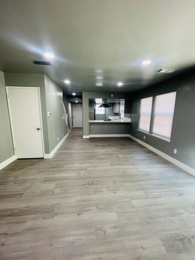 Building Photo - Completely Renovated 2-Bed/1.5 Bath Condo in Pocket