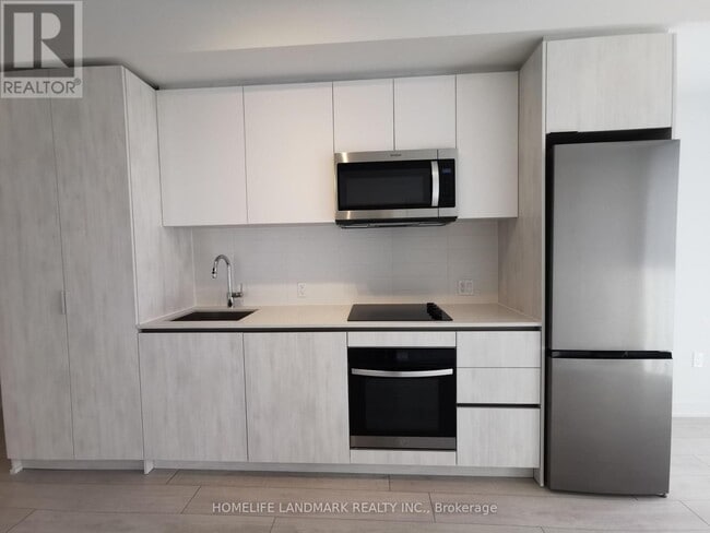 Building Photo - 5858 Yonge St