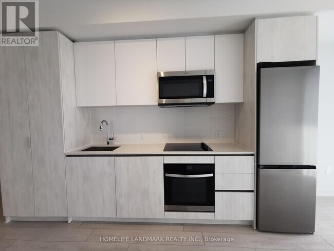 Photo du bâtiment - 5858 Yonge St