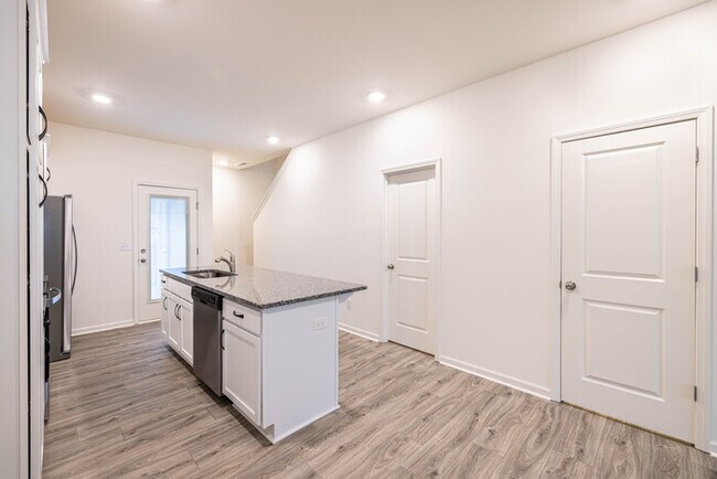 Foto del edificio - 2 Bedroom Townhome Main Street Pineville - AVAILABLE AUGUST 2026