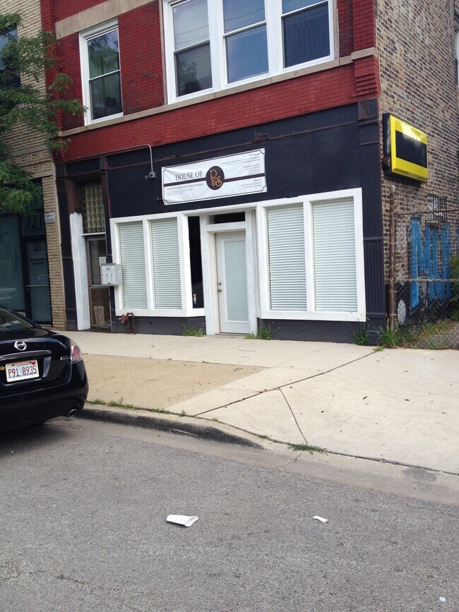 Building Photo - 723 S Western Ave