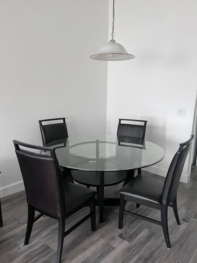 Building Photo - Beautiful furnished 2 bedroom 1 1/2 bath w...